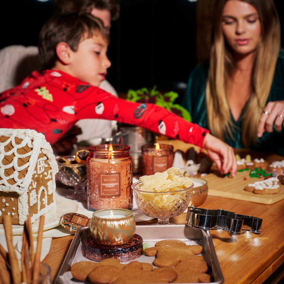 VOLUSPA Gingerbread Chalet Decorative Candle