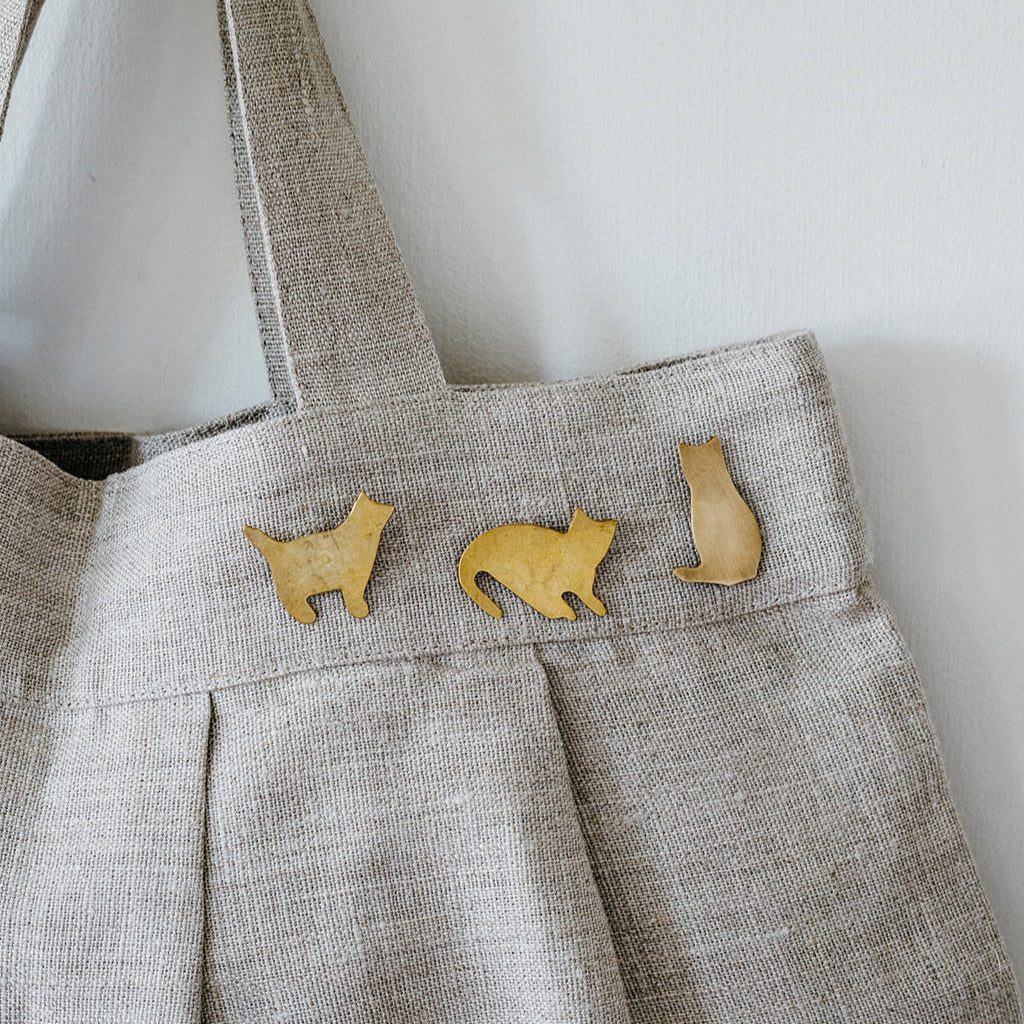 Fog Linen Work Cat Brass Brooch: Oscar