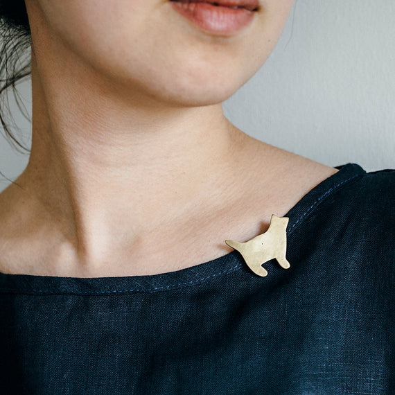 Fog Linen Work Cat Brass Brooch: Oscar
