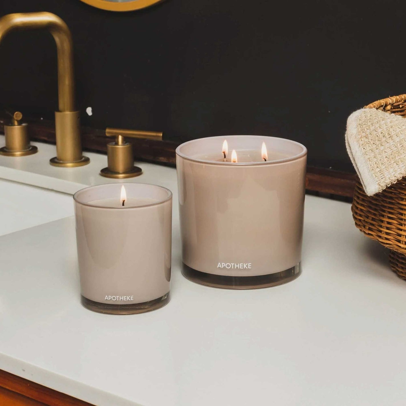 APOTHEKE Black Iris Oak Classic Candle