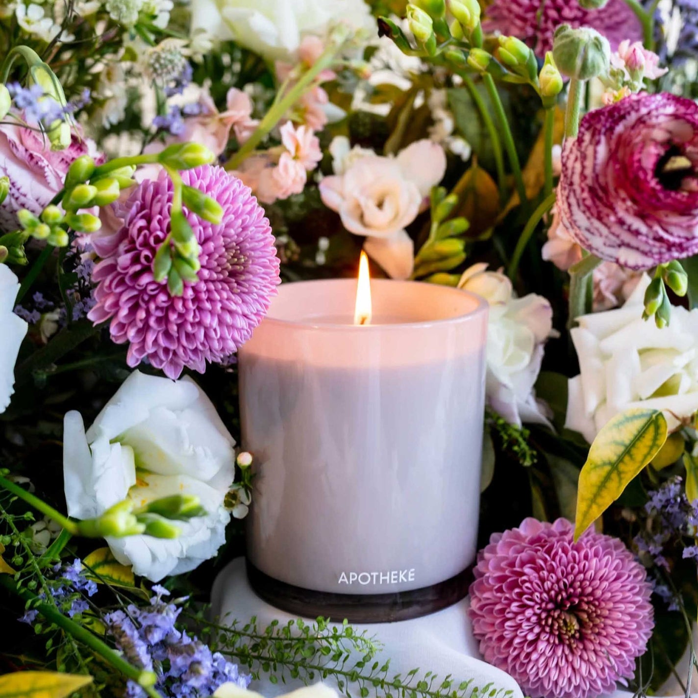 APOTHEKE Black Iris Oak Classic Candle