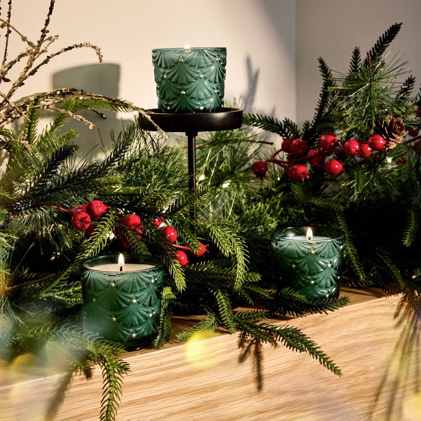 VOLUSPA Noble Fir Garland Pedestal Candle Trio